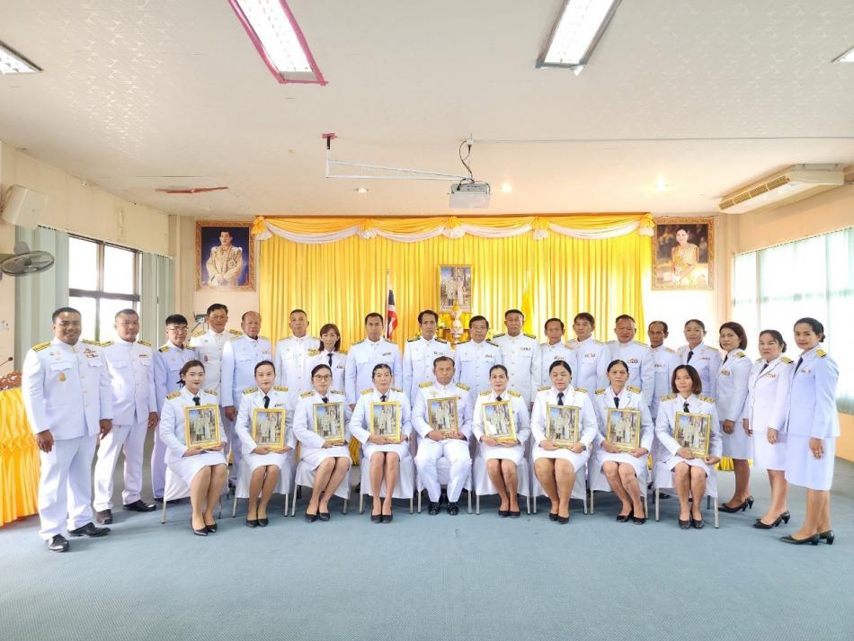 พิธีรับพระราชทานพระบรมฉายาลักษณ์ พระบาทสมเด็จพระเจ้าอยู่หัวและสมเด็จพระนางเจ้าฯ พระบรมราชินี วันศุกร์ที่ 24 พฤษภาคม 2567 สำนักงานเทศบาลตำบล​โนน​หัน​ จัดพิธีรับพระราชทานพระบรมฉายาลักษณ์ พระบาทสมเด็จพระเจ้าอยู่หัวและสมเด็จพระนางเจ้าฯ พระบรมราชินี เพื่อเชิญไปประดิษฐาน ณ.โรงเรียน​เทศบาลตำบล​โนน​หัน​ และ ศูนย์พัฒนาเด็กเล็กในสังกัดเทศบาล​ตำบล​โนน​หัน​ โดยมี นาย​ สุทธิ​รักษ์​ เมือง​สอน​ นายก​เทศมนตรี​เทศบาล​ตำบล​โนน​หัน​ เป็นประธานในพิธีฯ พร้อมด้วยคณะผู้บริหาร สมาชิกสภา หัวหน้าส่วนราชการ ข้าราชการ และเจ้าหน้าที่เทศบาลตำบล​โนน​หัน​ ผู้นำชุมชน เข้าร่วมพิธีฯ เพื่อเป็นการแสดงออกถึงความจงรักภักดีต่อสถาบันพระมหากษัตริย์ ณ.ห้องประชุม​เทศบาลตำบล​โนน​หัน
