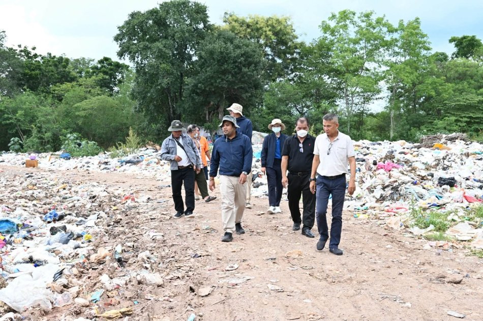 ลงพื้นที่บริเวณบ่อขยะ เพื่อสำรวจและพิจารณาจุดที่เหมาะสมสำหรับดำเนินการไถดันและฝังกลบขยะ เพื่อให้การบริหารจัดการขยะเป็นไปอย่างเป็นระบบ เหมาะสม และมีประสิทธิภาพ