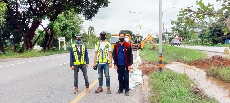 ร่วมกับแขวงการทางโนนหันได้แก้ไขปัญหาน้ำท่วมร่องระบายน้ำ