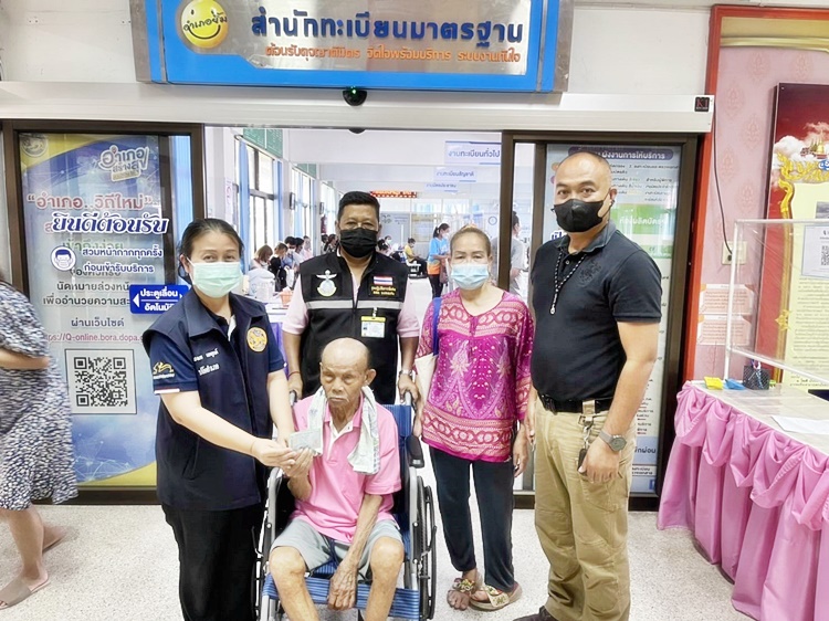ช่วยเหลือประชาชน​ เป็นผู้สูงอายุ และพิการทางสายตา​ ไปทำบัตรประชาชน​ที่อำเภอชุมแพ​ และพาไปลงทะเบียนสวัสดิการ​แห่ง​รัฐ​ ที่หอประชุม​เทศบาล​ตำบล​โนน​หัน​
