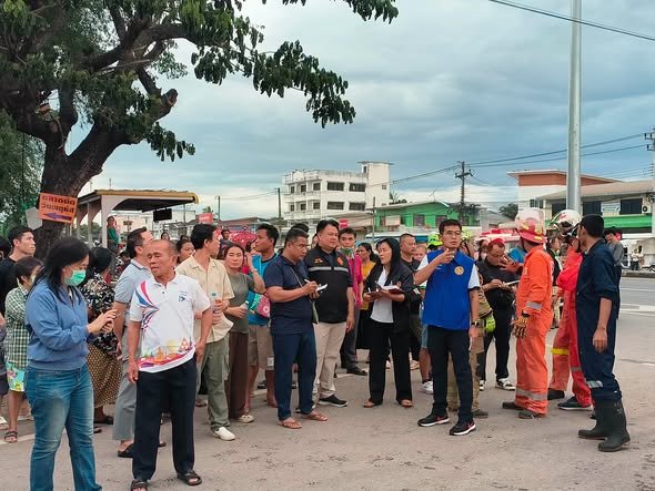 เทศบาลตำบลโนนหัน ขอขอบพระคุณ ท่าน สส.วิศรุต ปู่เพ็ง และ ท่านนายอำเภอชุมแพ ที่ได้ลงพื้นที่ติดตามสถานการณ์ เฝ้าระวัง และร่วมกับทีมเจ้าหน้าที่ในการปฏิบัติงานอย่างใกล้ชิด จนสามารถระงับเหตุเพลิงไหม้และควบคุมสถานการณ์ได้